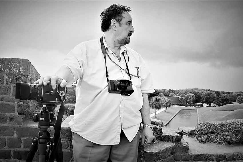 Seizing Life exhibition photo of Fernando La Rosa with his camera.